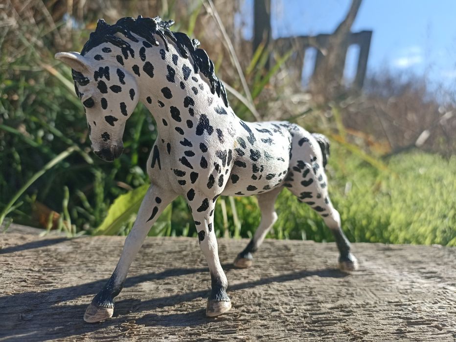 Продам фигурку лошать