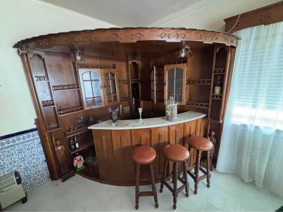 Móvel de bar em madeira