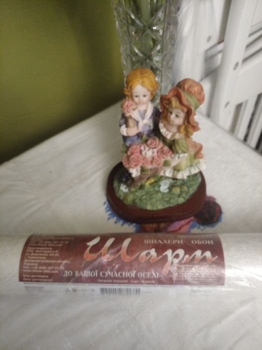 Рулон обоев бумажных.