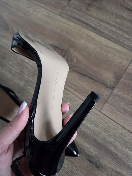 Czarne szpilki lakierowane 39 Stradivarius