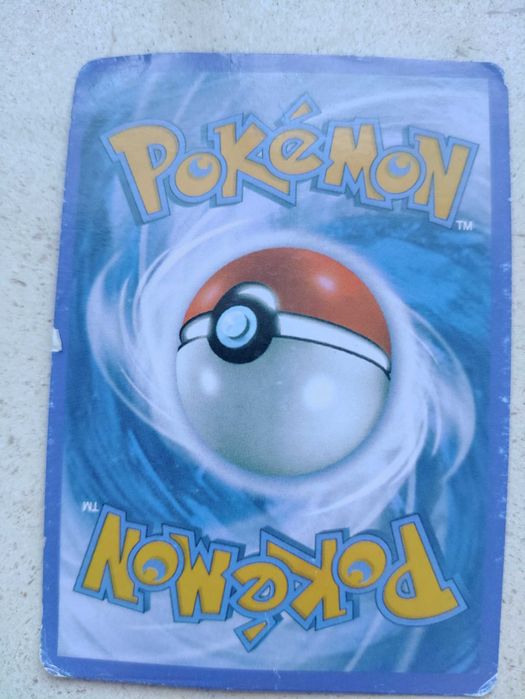 Cartas Pokémon algumas super raras e outras menos raras