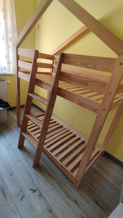 Drewniane łóżko piętrowe domek
