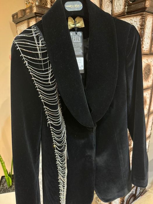 Елегантний оксамитовий піджак з декоративним оздобленням