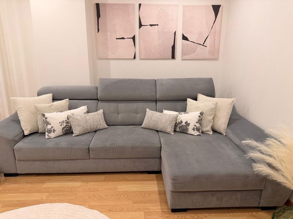 Sofá + Chaise Lounge confortável e espaçoso em muito bom estado