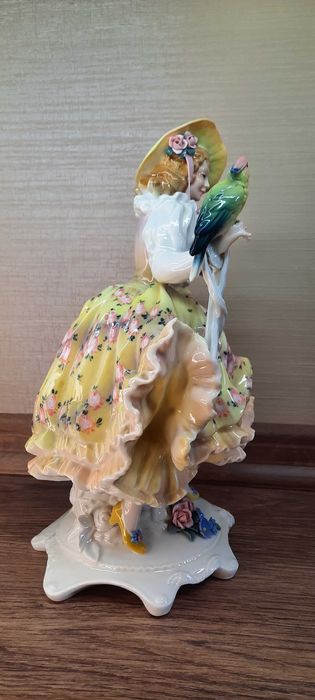 Большая, редкая  статуэтка "Дама с попугаем" Karl Ens высота 32 см.