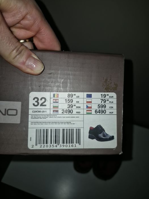 Buty chłopięce lakierki.