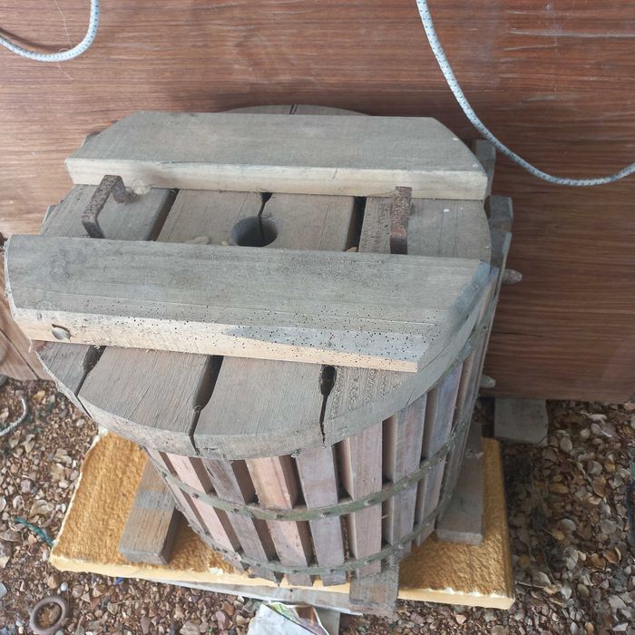 Vende-se prensa de uvas completa.