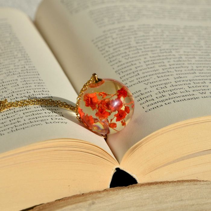 Naszyjnik kula z czerwoną gipsówką