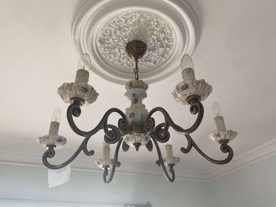 Candeeiro em porcelana 150 euros, com seis lâmpadas.