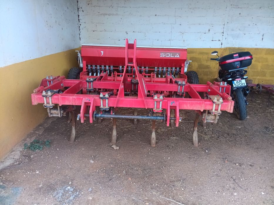 Chisel AGRATOR, com 9 bicos e rolo, em funcionamento.