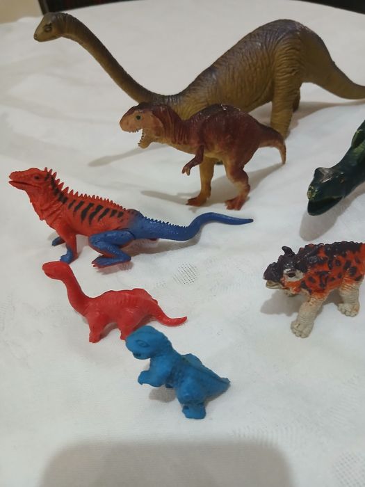 9 Dinossauros  granes e pequenos
