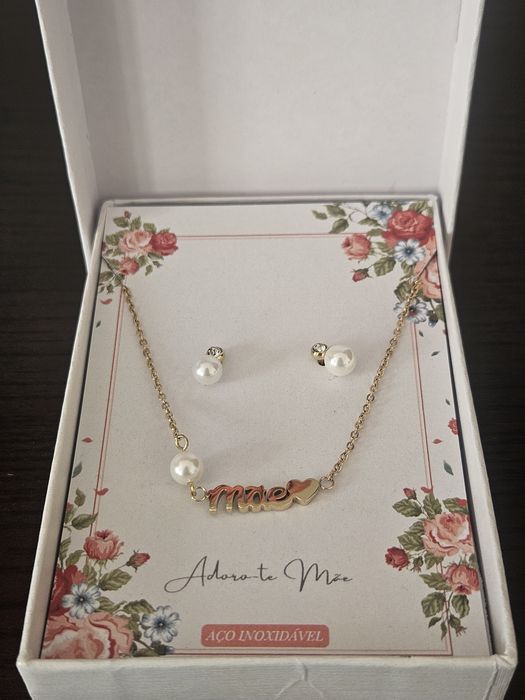 Conjunto brincos e colocar em aço dourado