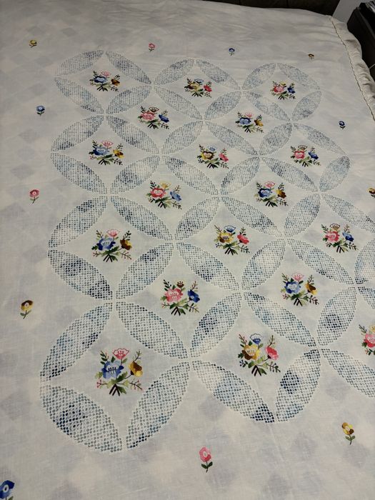 Colcha de linho bordada à mão com 135x190 + 55 cm de folho