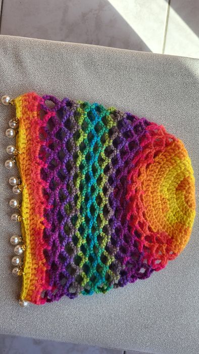Gorro  arco-íris e pérolas  adulto