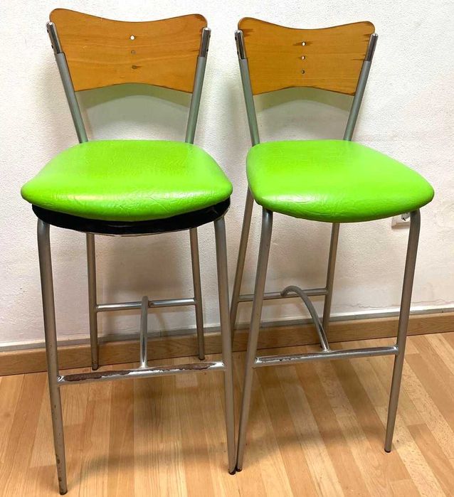 Nove cadeiras de bar altas com um design de meados do século,