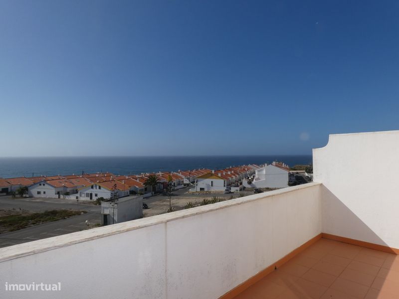 Apartamento T2+1 Duplex em Santa Cruz - com Vista Mar