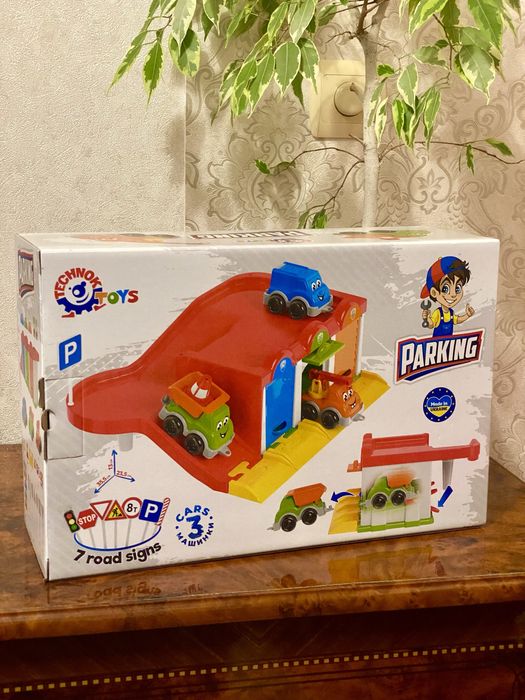 Паркінг гараж з машинками . Паркінг зі спуском. Дитячий гараж паркінг