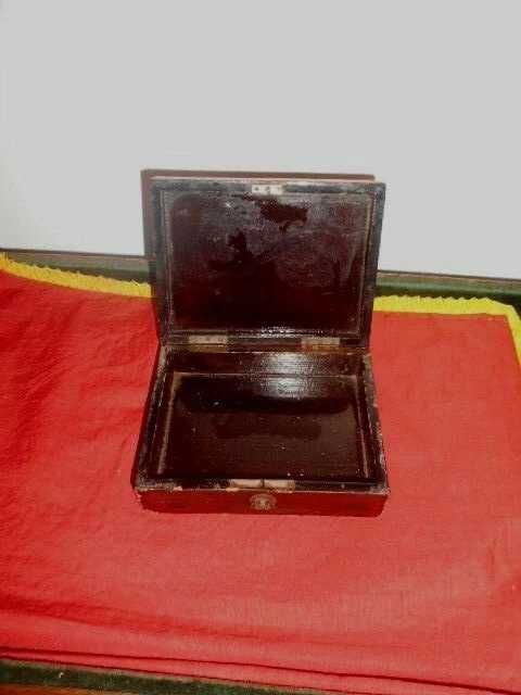 Caixa Antiga Japonesa Lacada com Decoração de Galo em Relevo