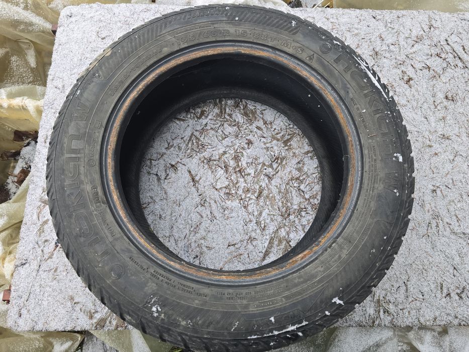 Продам  зимню резину NOKiAN  195/60 r15, протектор 4,5мм,