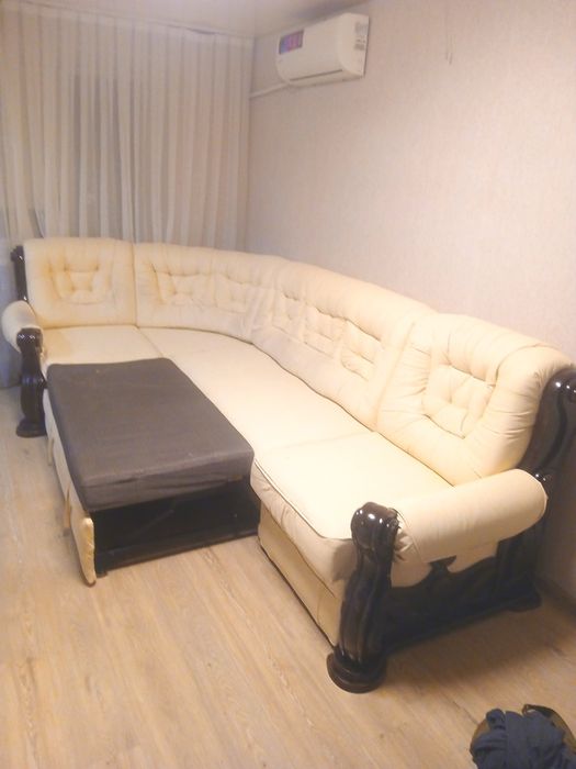 Продам шкіряний(еко) кутовий диван з кріслом.
