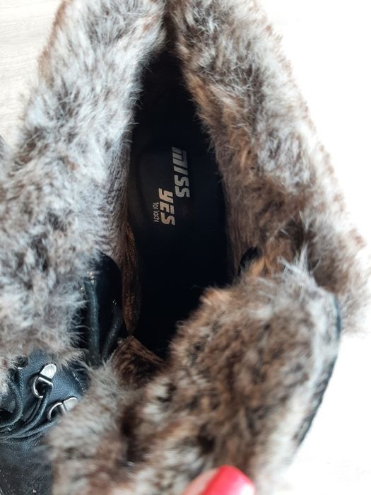 Botins pretos com pêlo nr. 40