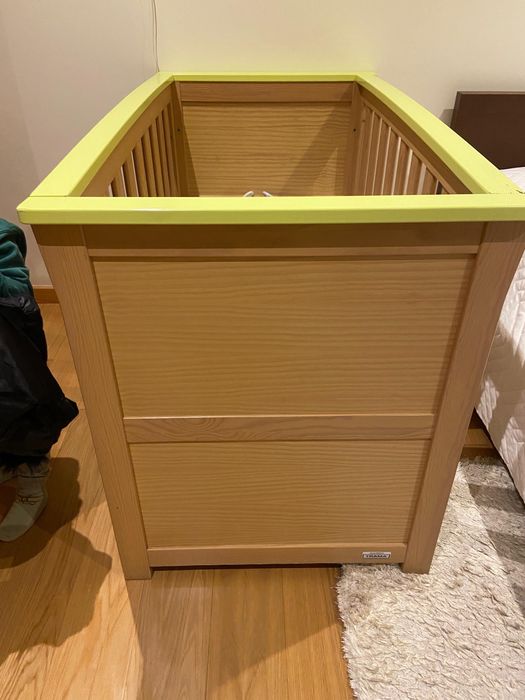 Cama de bebe usada da Trama e colchāo gratis