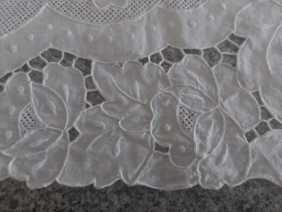 Caminho de Mesa em Bordado Branco