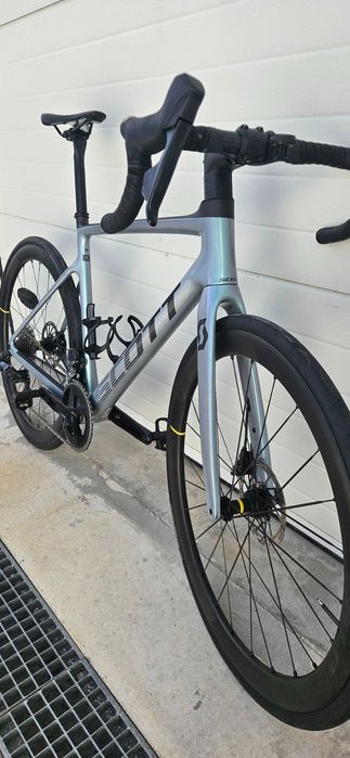 Bicicleta Scott Addict 10 c/ Rodas Mavic Cosmic SLR 45 em carbono