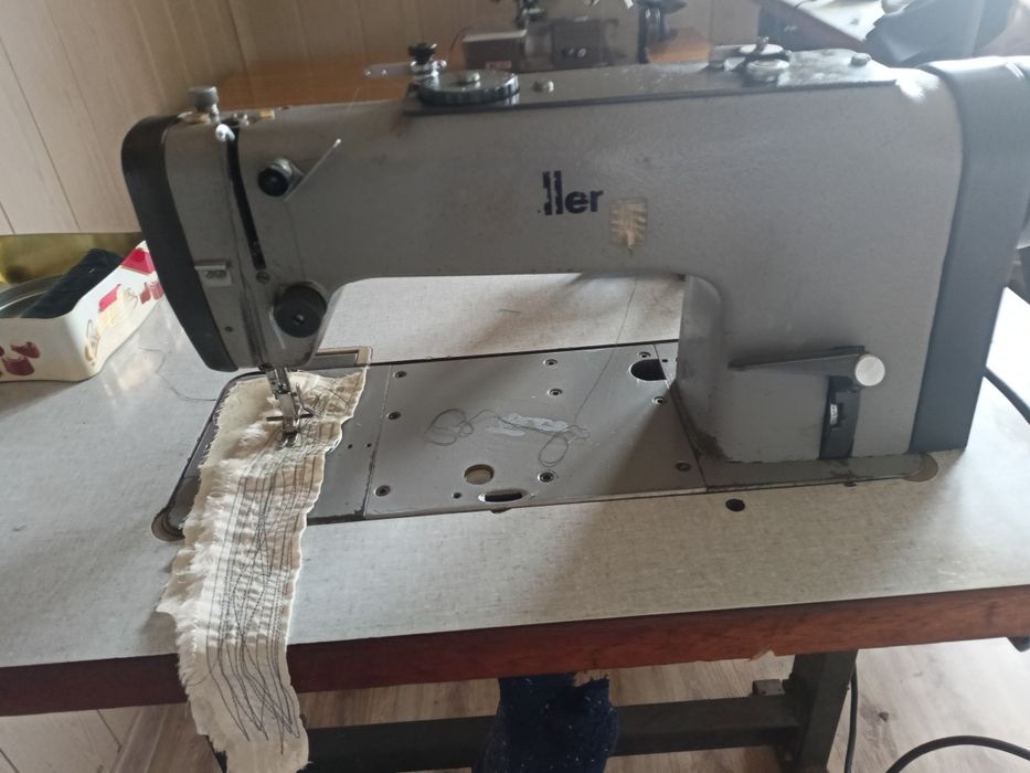 Przemysłowy owerlok pięcio nitkowy uki.