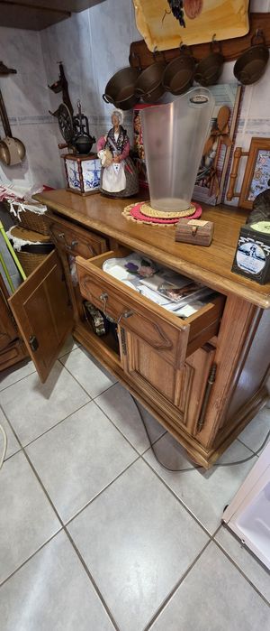 Móvel de cozinha com acabamento em Castanho