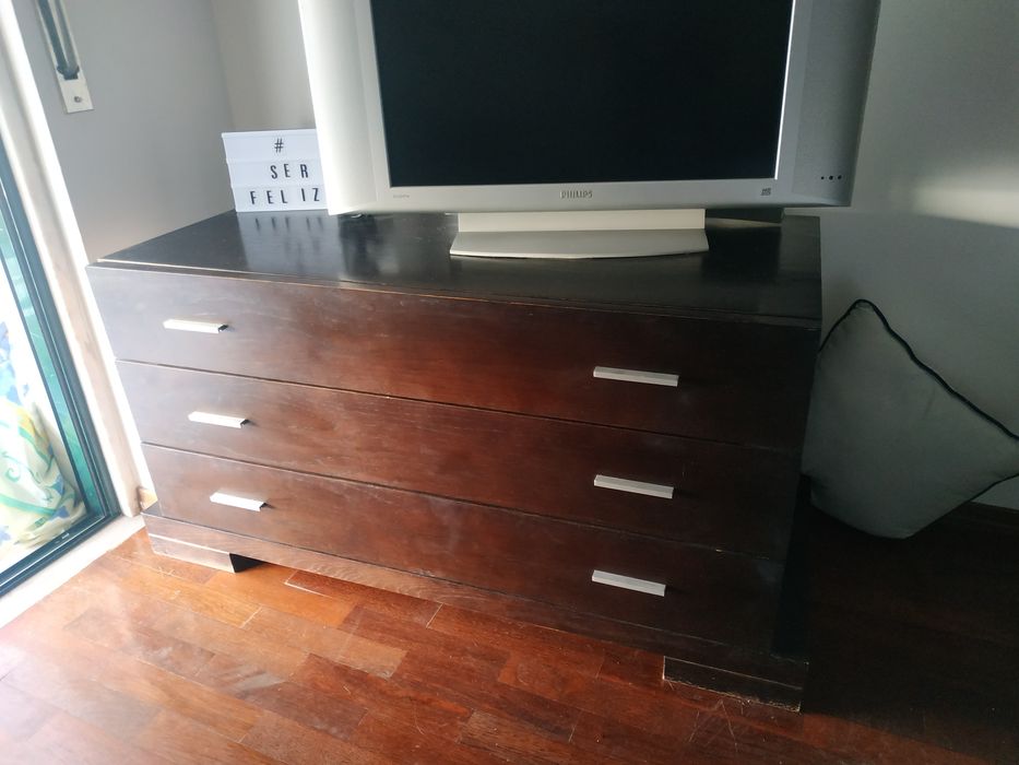 Móvel em wengue com gavetas