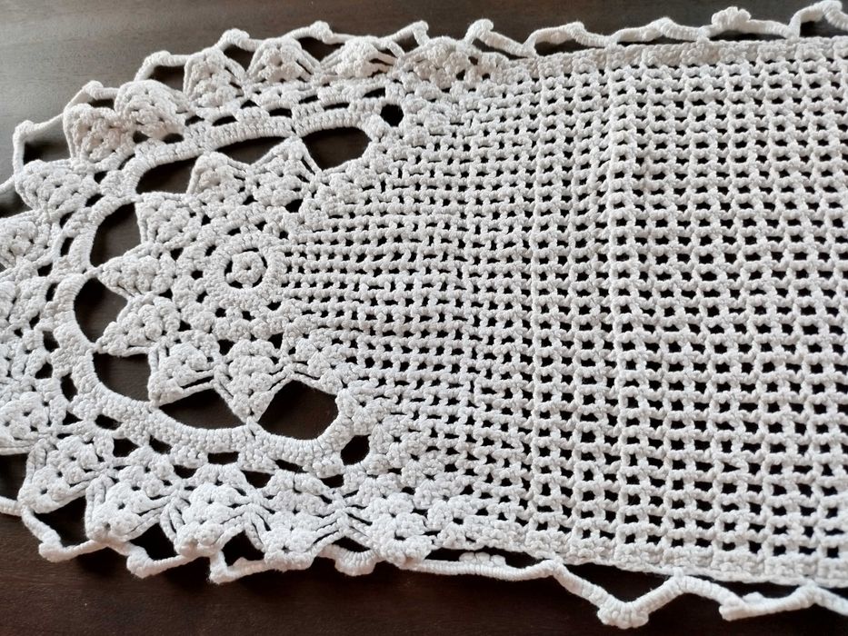Um pano retangular grande de mesa em crochê