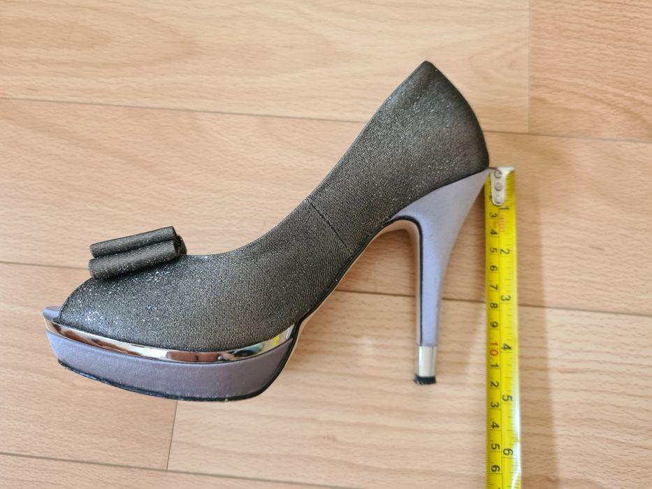 Sapatos de salto alto