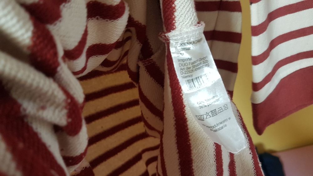 Sukienka dresowa S/M długa dzianinowa bialo-bordowa w paski