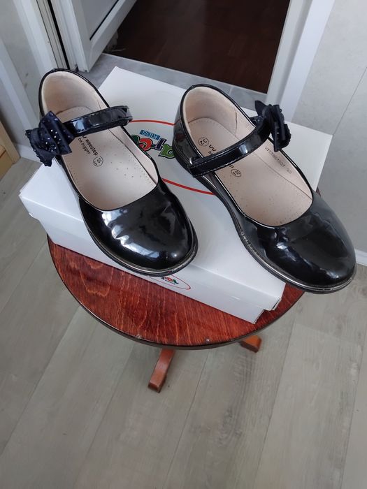 Туфлі лаковані на дівчинку