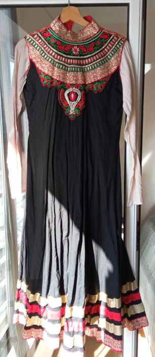 Vestido árabe com calças vermelhas