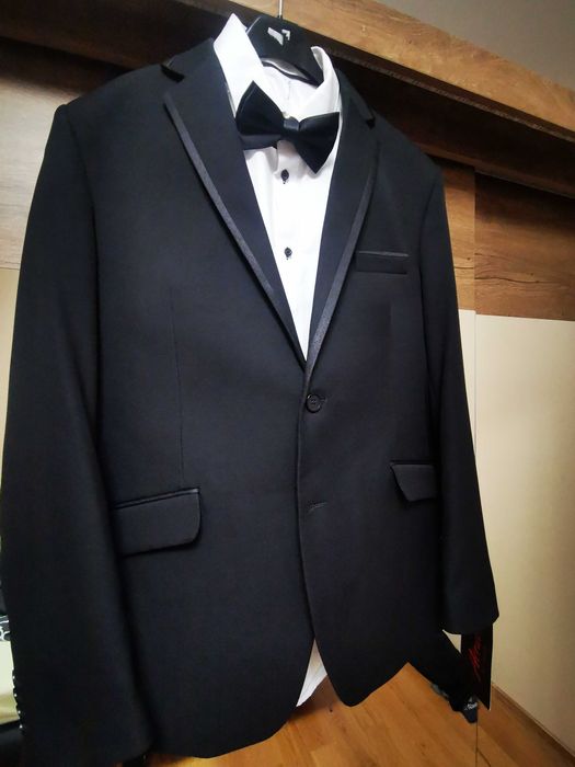 Nowy czarny garnitur