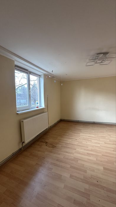 Продаж будинку, поруч з містом