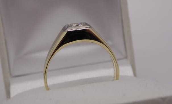 Złoty dwukolorowy sygnet z diamentem brylant 0,15 ct.