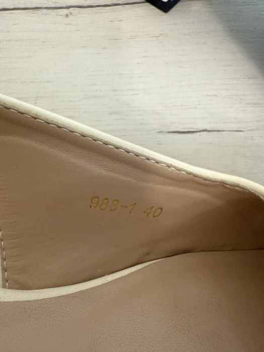 Туфлі білого кольору на невеликому підборі розмір 40