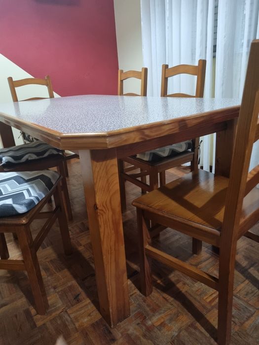 Mesa de pinho + 6 cadeiras