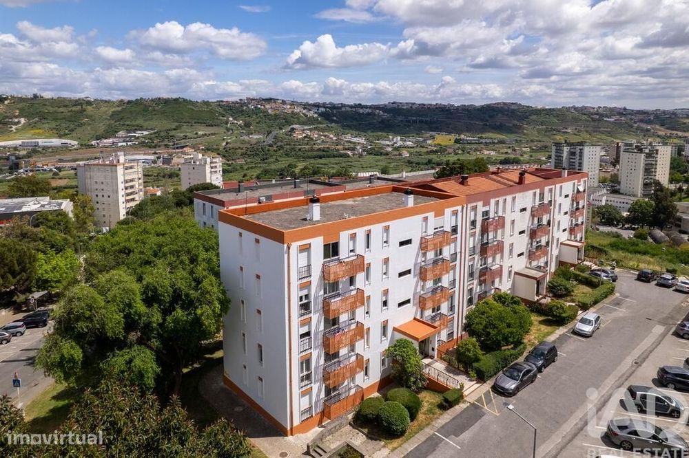 Apartamento T3 em Santo António dos Cavaleiros e Frielas
