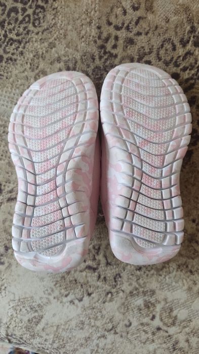 Продаю детские кроссовки Лупилу