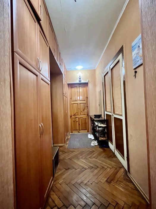 3к з роздільними кімнатами . Площа Маяковського .