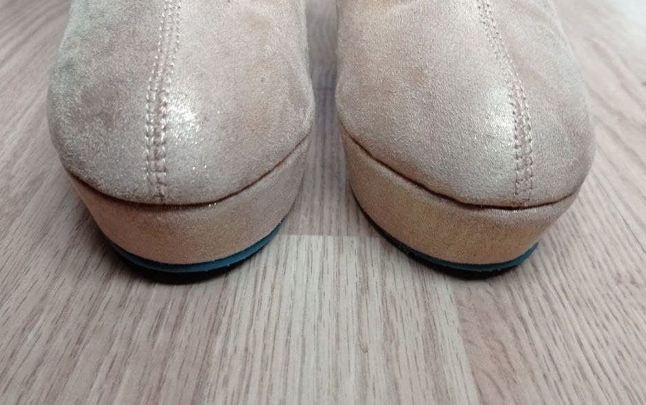 Золотистые ботильоны челси с необычным каблуком babycham