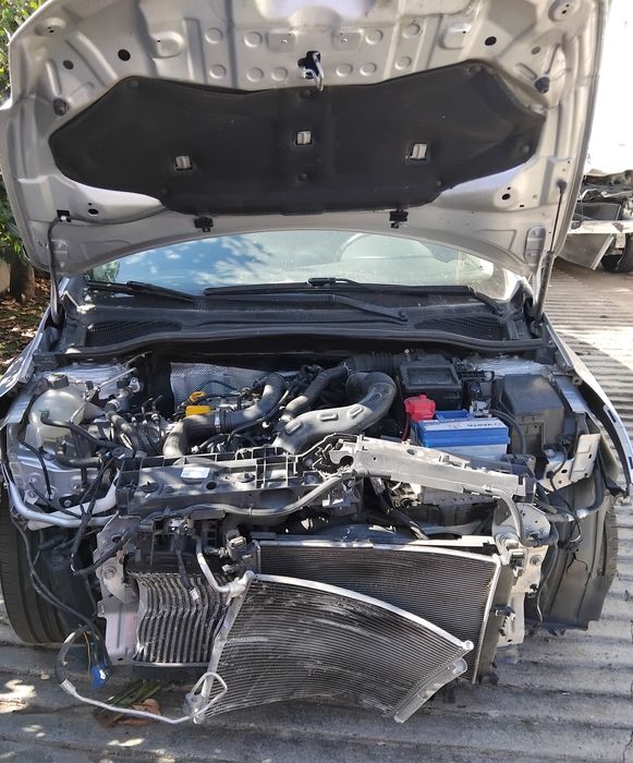 vendo  Renault Clio lv 0,9 tce nacional de 2016  acidentado salvado