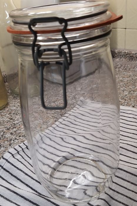 Frasco de vidro com tampa.