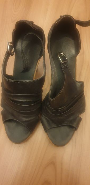 Buty z odkrytymi palcami. J