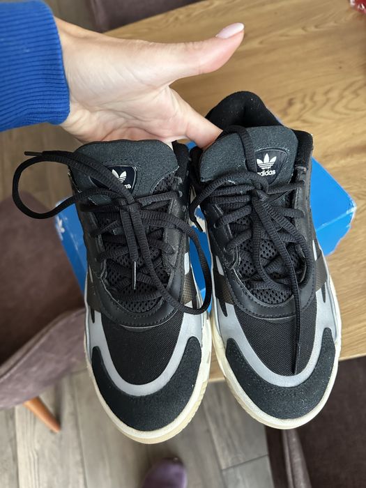 Кросівки adidas вдягнуті раз, маломірки, 23,5-24 см устілка