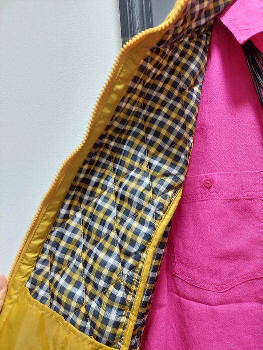 stylowa kamizelka damska Regatta w kolorze musztardowym.